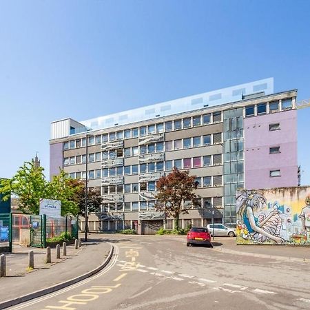 Trendy, Urban Open Plan Apartment ブリストル エクステリア 写真
