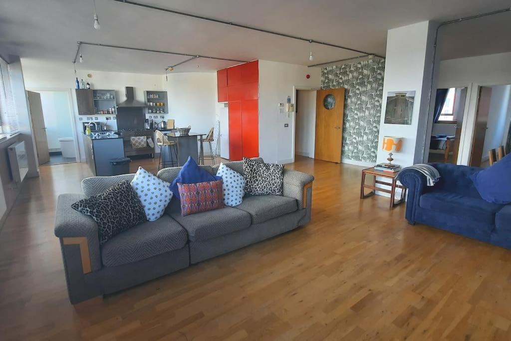 Trendy, Urban Open Plan Apartment ブリストル エクステリア 写真
