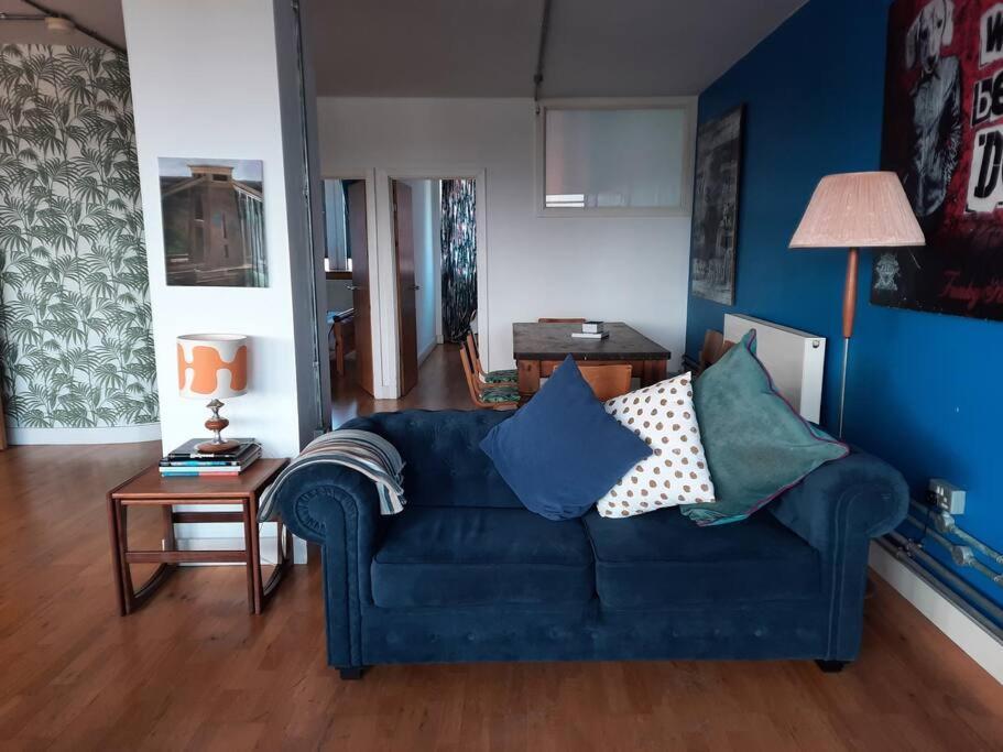Trendy, Urban Open Plan Apartment ブリストル エクステリア 写真
